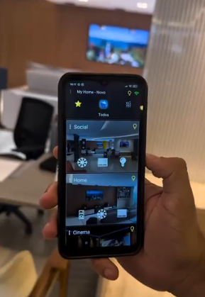 Aplicativo de automação residencial em uso no smartphone